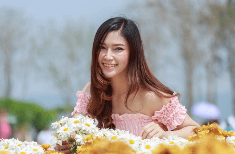 八字算婚姻命局中官杀没有比劫旺不作偏房便为妾的女命八字