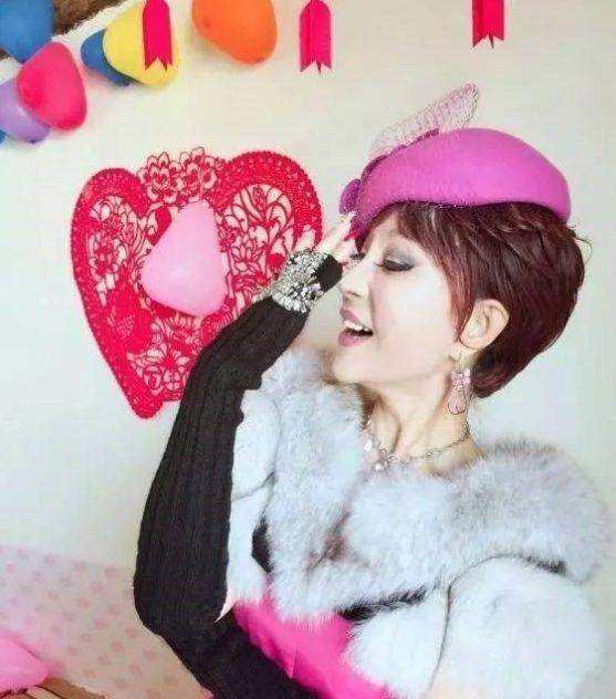 5年抗癌,6次化疗,上手术台都要化妆的她,如今64岁活成女神模样_樊丽君