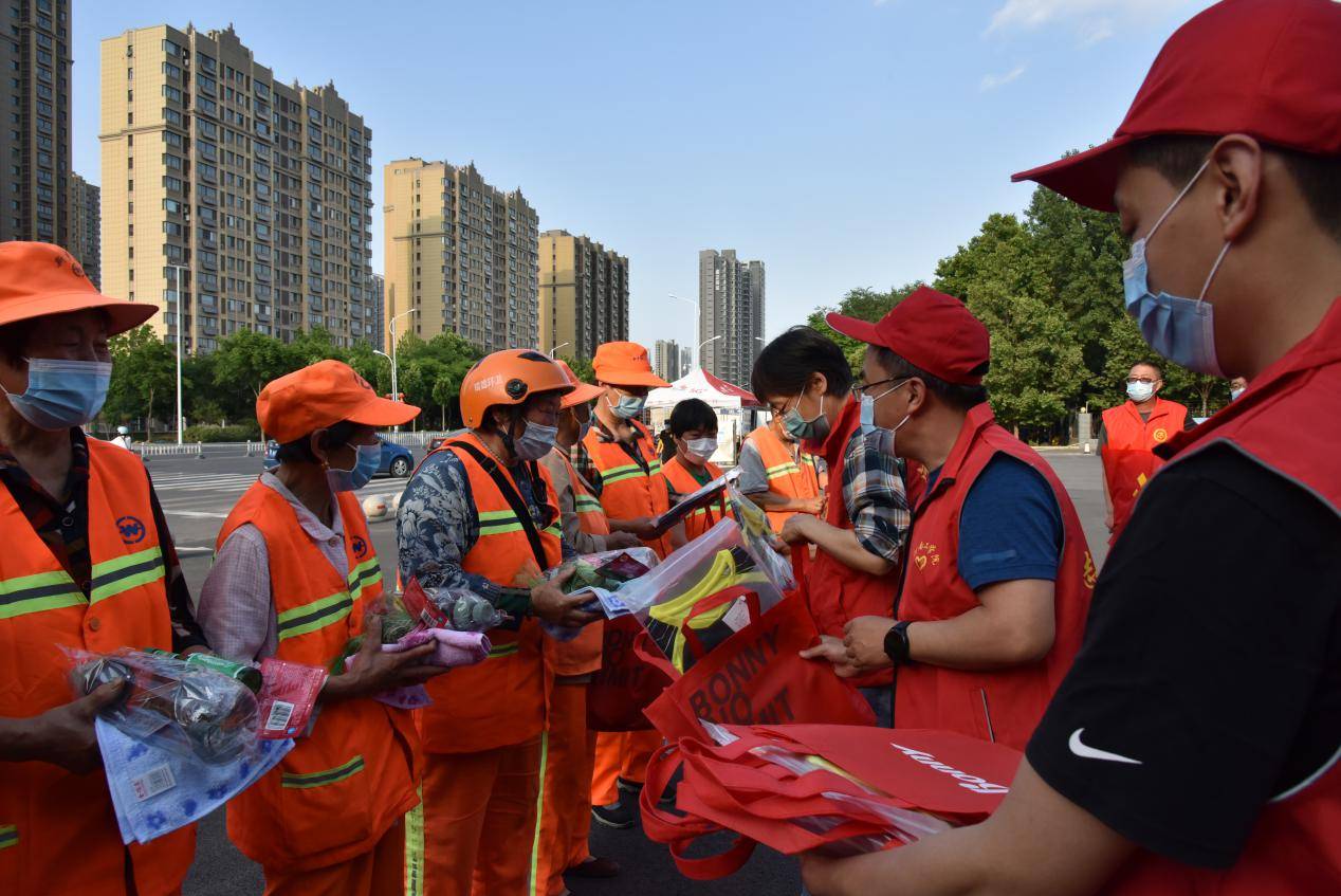 河南工学院向环卫工人送"端午大礼包"_献爱心_活动_蒋学杰