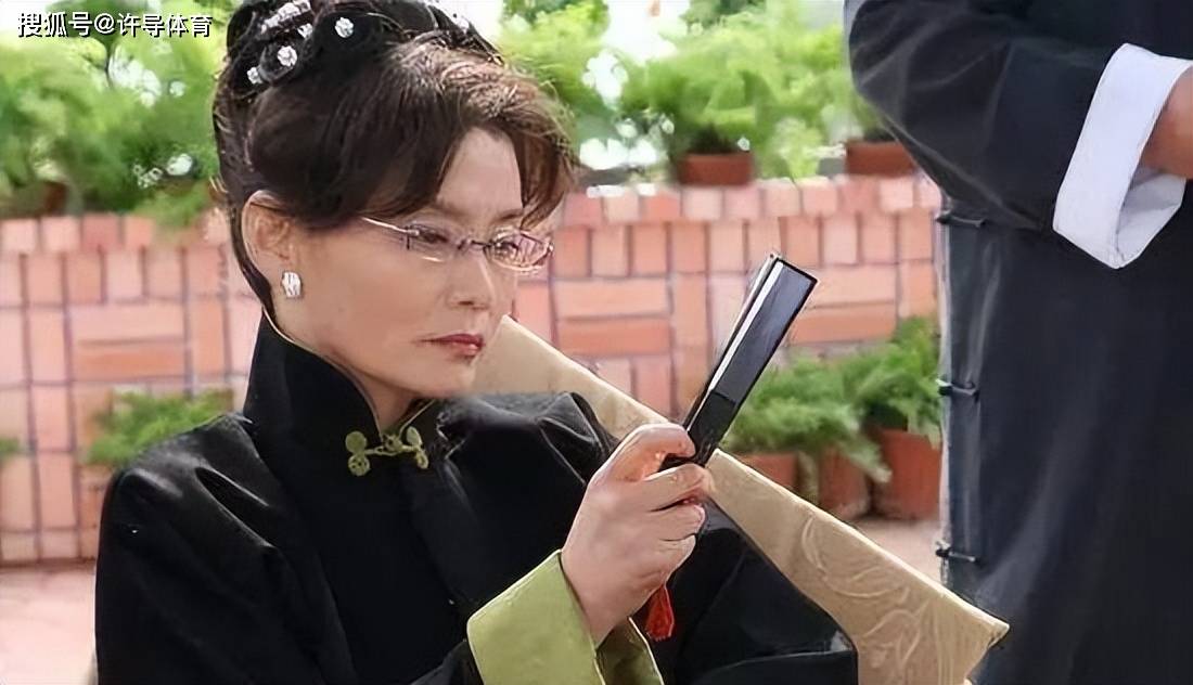 原创潘虹10岁丧父32岁离婚一口气拿下12个影后68岁孑然一身