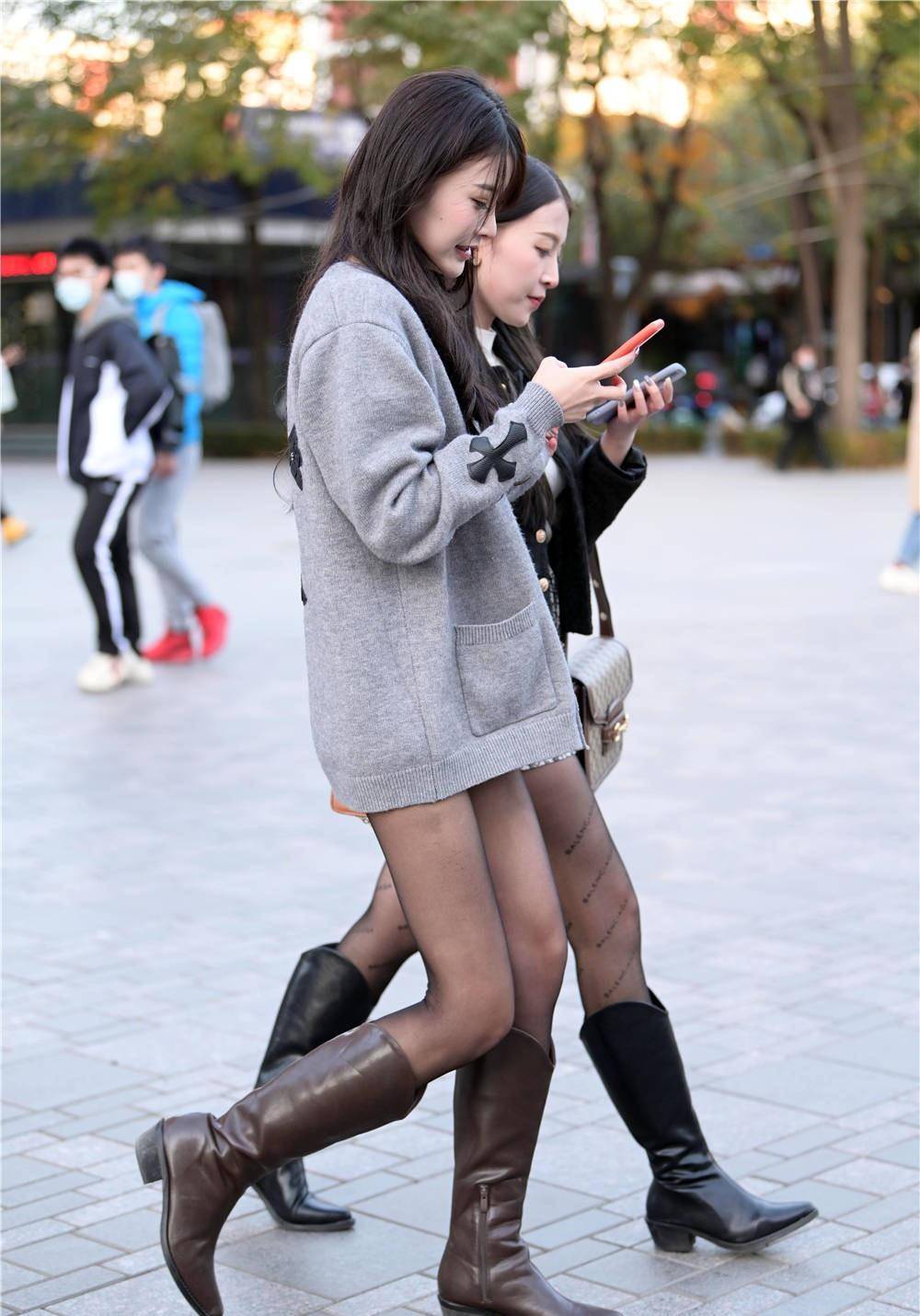 原创黑色丝袜搭配牛仔靴子姐妹两人搭配相似却风格不同