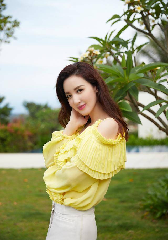 原创40岁张萌身材火辣容颜艳丽实在是时尚迷人的大女神