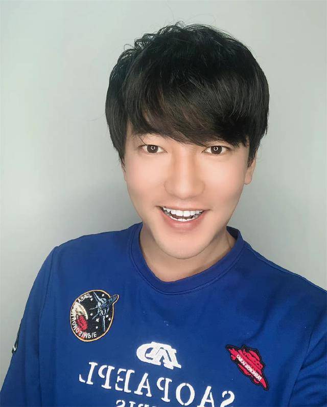 而胡杏儿曾经和"游乐王子"袁奇峰都参加过一档综艺节目《演员请就位》