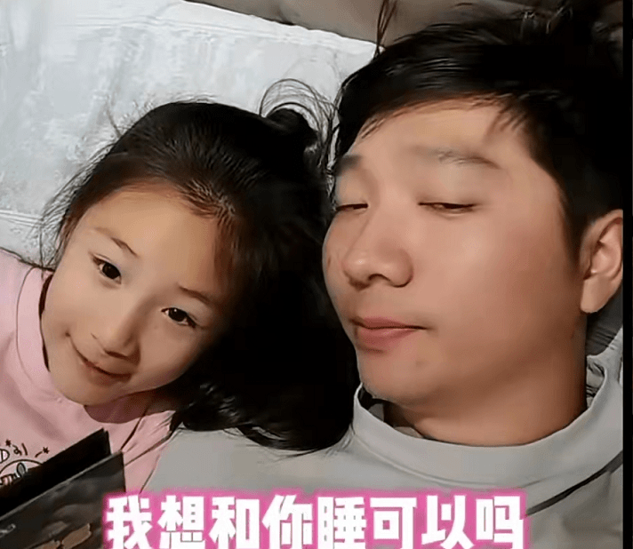 晚上睡觉抢爸爸,四小娃长相宛如复制粘贴_陈大愚_女儿_孩子