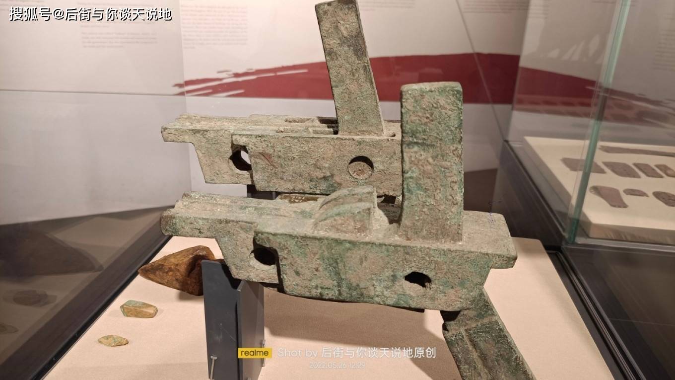 铜弩机,一种兵器穿在身上的铁甲片