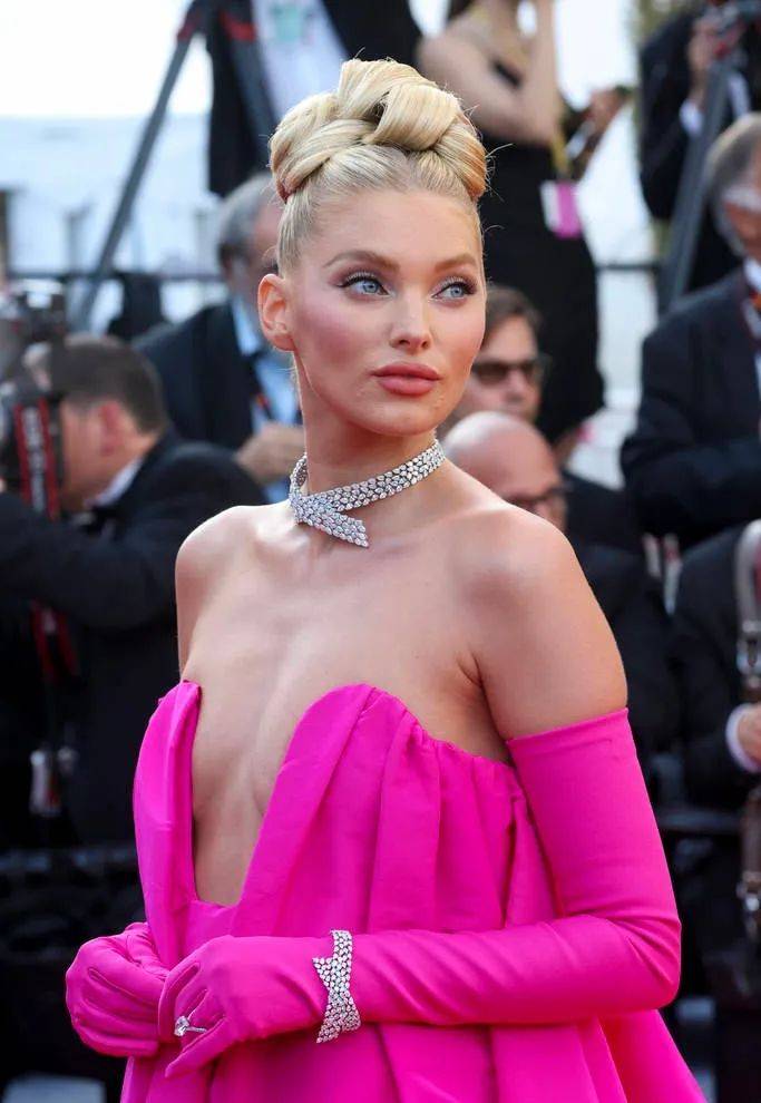 原创艾尔莎霍斯卡穿粉色礼裙大秀事业线魔鬼身材性感火辣