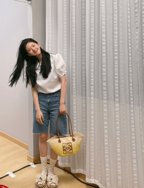 赵露思带火白色"牛仔五分裤"!搭条纹开衫上衣有点酷_短裤_休闲_造型