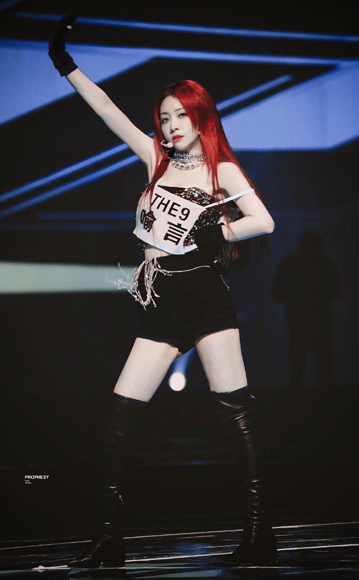 the9喻言伤后首次舞台,染红发状态超好,身材真的一绝_dumb_组合_bomb