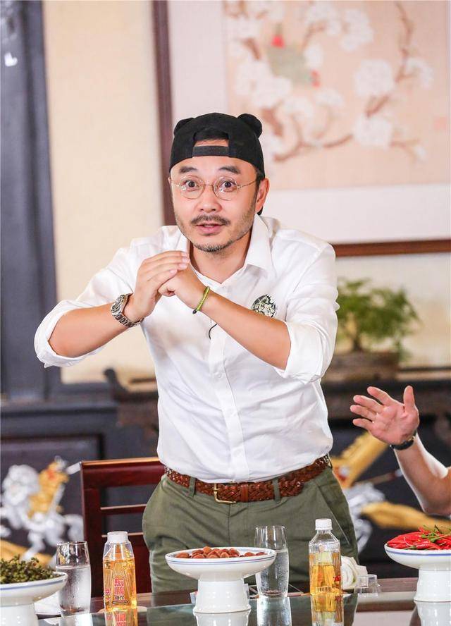 原创男人留胡子不仅为时尚汪涵这络腮胡还显脸小休闲造型很舒适