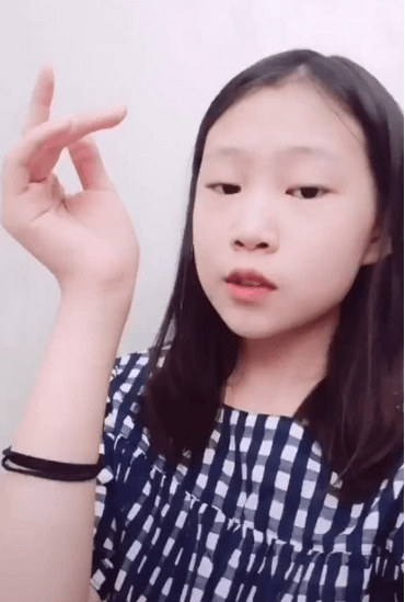 原創小瀋陽14歲女兒曬美照皮膚細嫩白中透紅4千愛馬仕手鍊耀眼