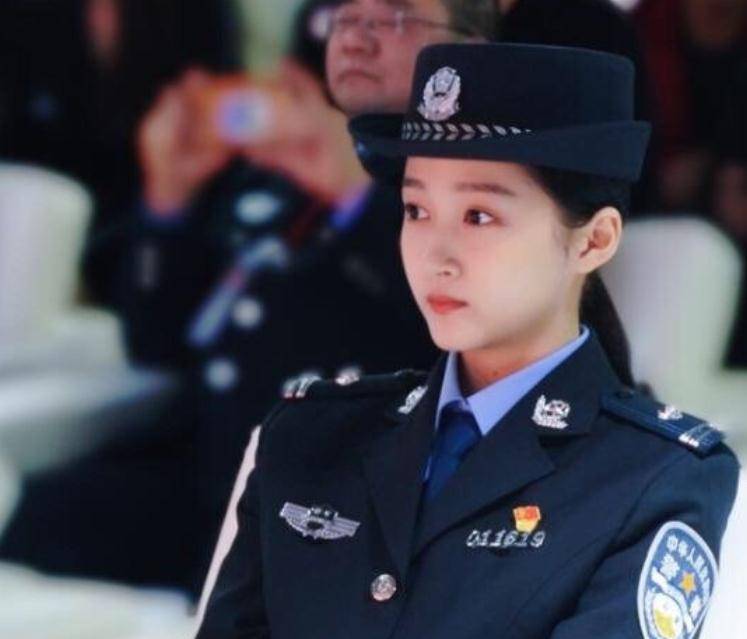 关晓彤新剧警服造型没有精修的颜值真实看着像高中生