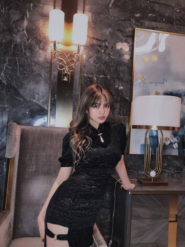 原创周扬青晒旗袍美照短款高开叉秀曲线身材太让人羡慕