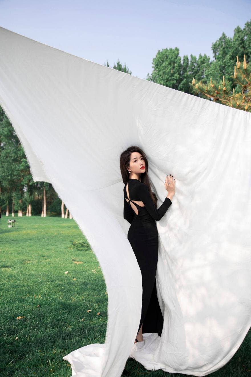 原创谋女郎周晓凡晒火辣美照黑裙大炫牛奶肌完全不逊色刘浩存