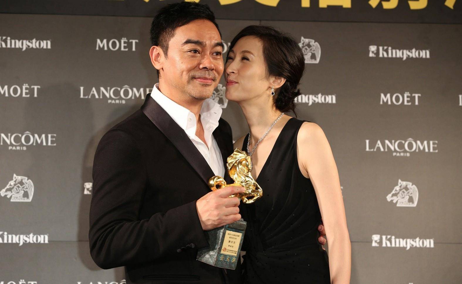 《真心英雄》,因此婚事全由郭蔼明张罗,但她并不介意,还叮嘱老公专心
