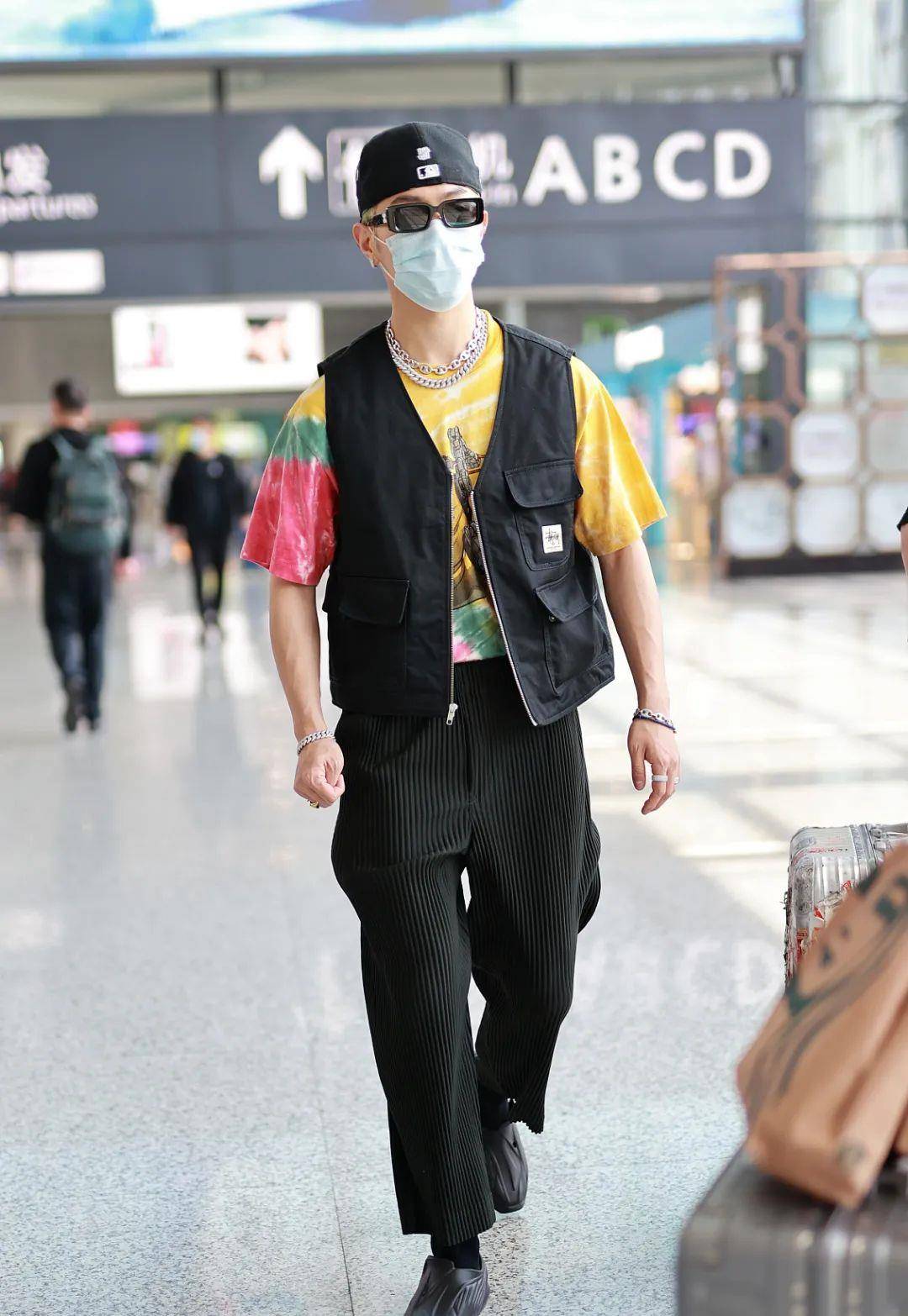 原创男星街拍朱亚文和沈佳妮秀恩爱锤哥锤弟傻傻分不清楚