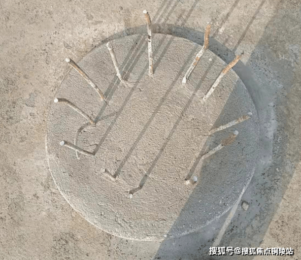 按桩头边缘外扩150 mm , 整个桩头防水渗透结晶反复涂刷4次成活