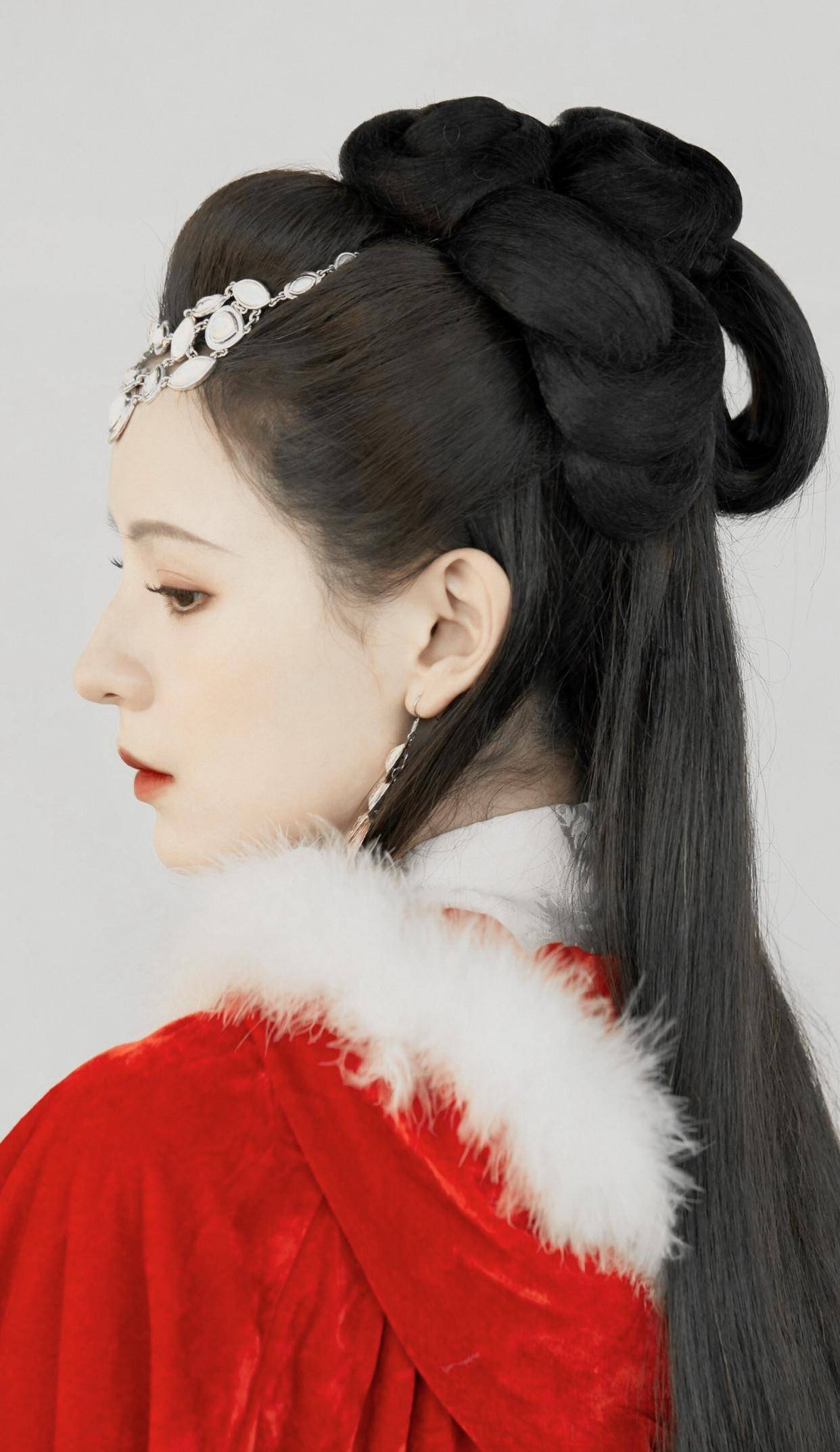 活泼的风格那么可以选择精致有心机的编发编发给发型增添了精致感