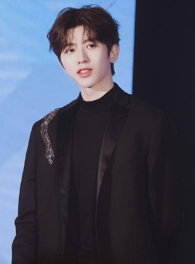 蔡徐坤的时尚穿搭从当初的全网黑到现在惊艳众人