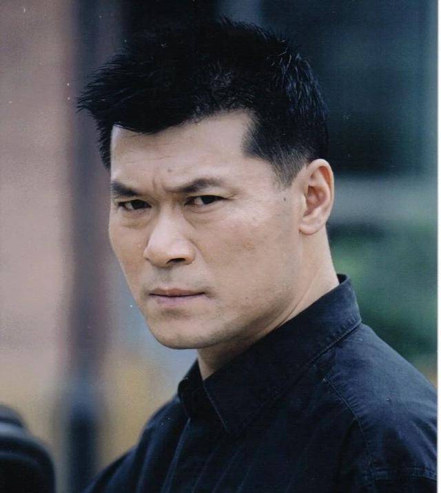 60岁赵恒煊,靠演《白眉大侠》一夜红遍全国,现在和妻子很恩爱_大陆