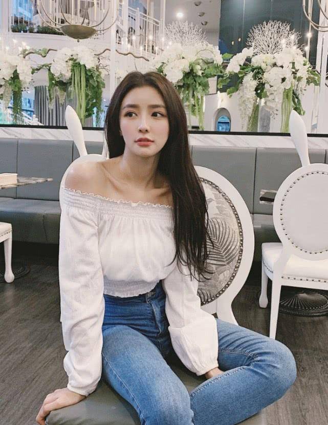 蔡卓宜真是太敢了故意拿儿童吊带当上衣穿这腰能迷死个人