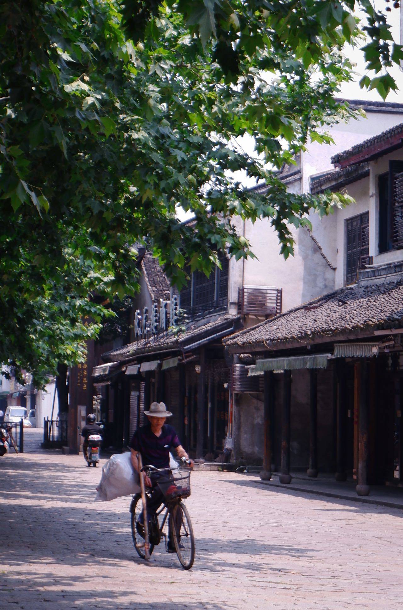 原创             疫情下的乌镇景区几乎没有游客，店铺关张，再现20年前的江南水乡