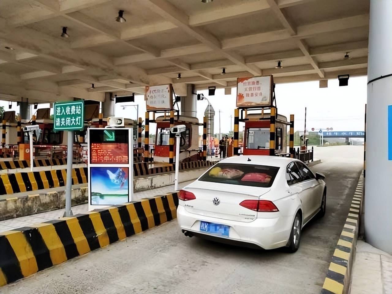 高速路也能"刷脸"支付了?车牌付风头正热,你支持淘汰etc吗?