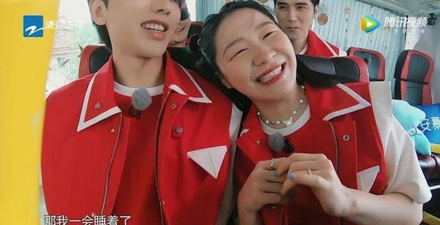 原创跑男金靖的梗太多把蔡徐坤撩得脸红李晨磕cp的表情更亮