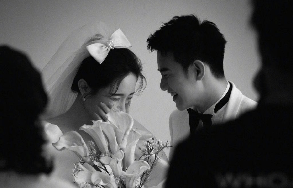 原创网红伽柏参加阿哲的婚礼拿出120万现金随礼夜店消费50多万