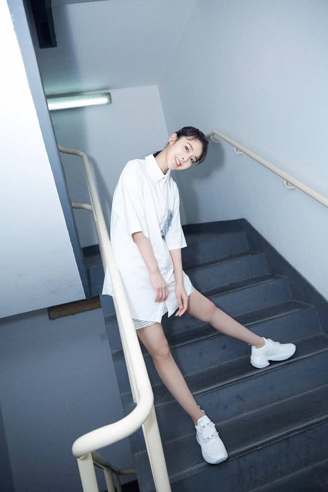 原创张佳宁白色oversize衬衫搭创意网格短裙时尚清新又个性