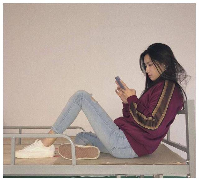 活力庄达菲穿着有颜色的紧身内衣搭配破洞裤子.