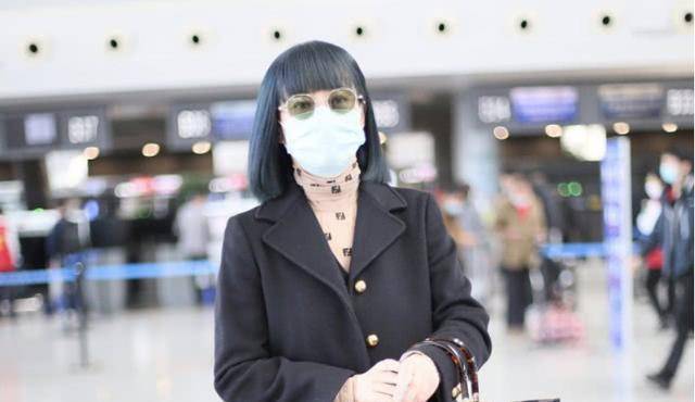 为了让自己的形象看起来更加高级,谭卓在墨镜的选择上也用了比较复古