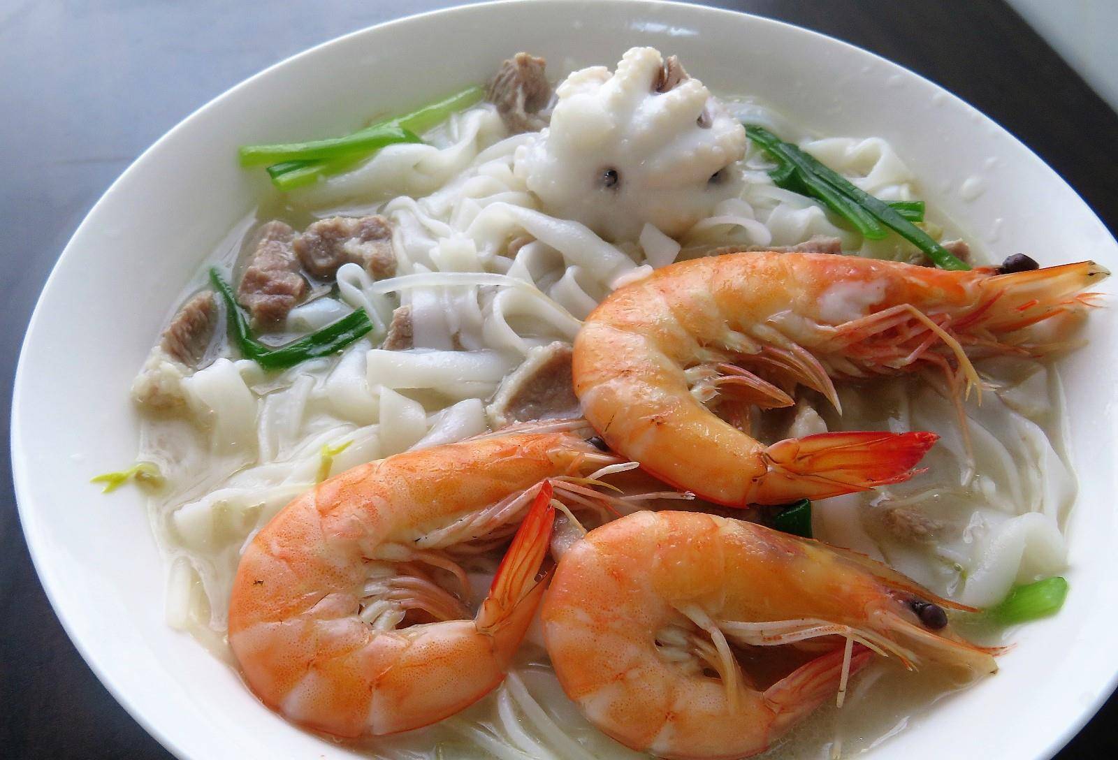 5.菜菜小贴士:肠胃不好,建议少食海鲜,可以单煮猪肉清汤面4.