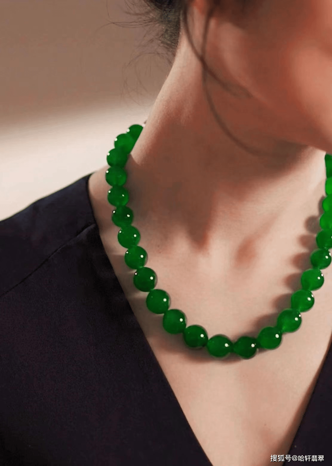越贵越多人买！2022佳士得珠宝拍卖会诞生6903万的翡翠珠链_搜狐网