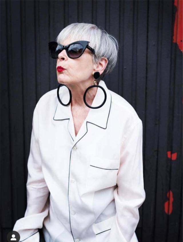 在58岁的时候,lynslater就大胆的前前往纽约大学进修了设计学.