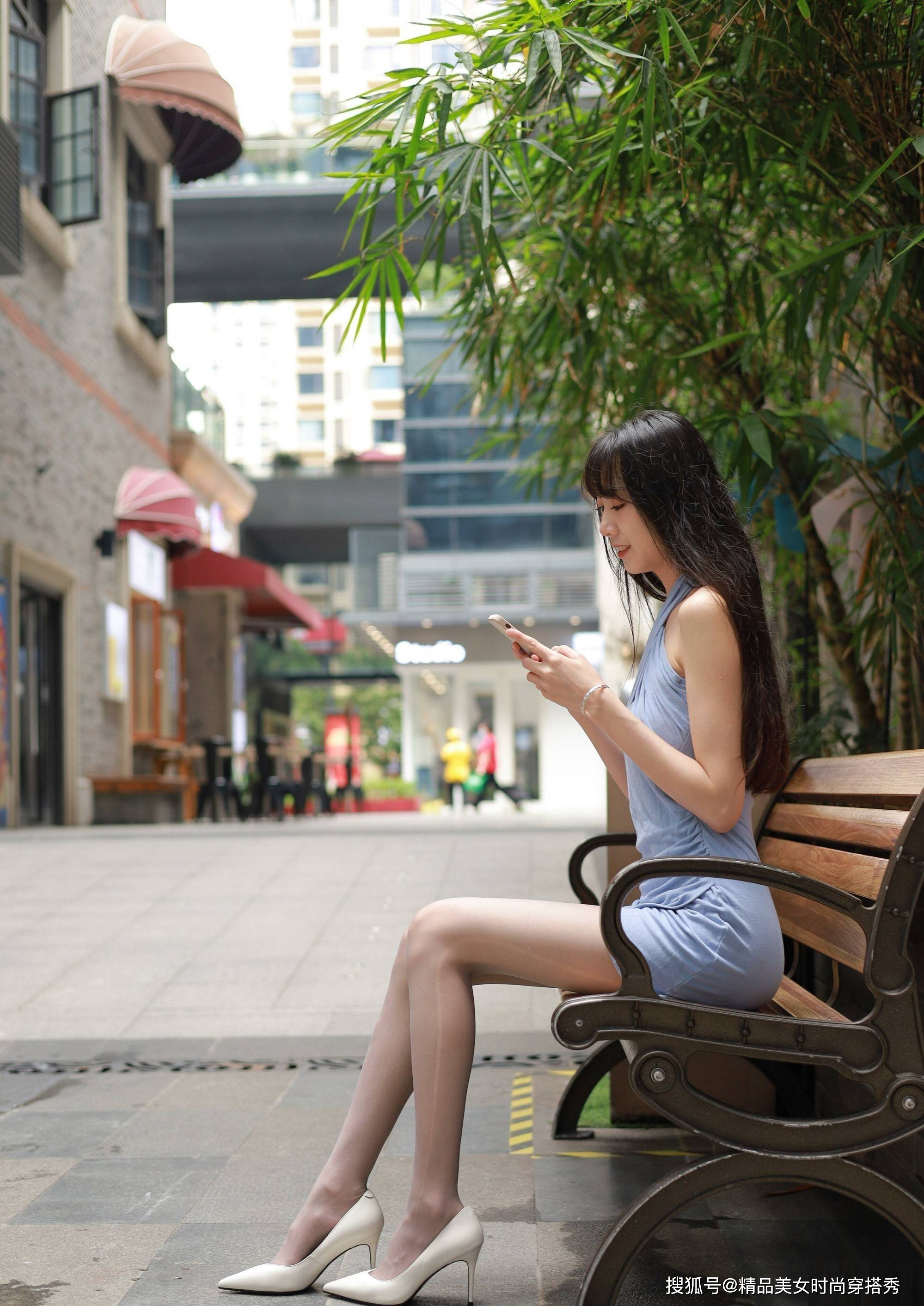 露出纤细高挑的大长腿,用一条透明的丝袜修饰,随意地搭配一双浅色的
