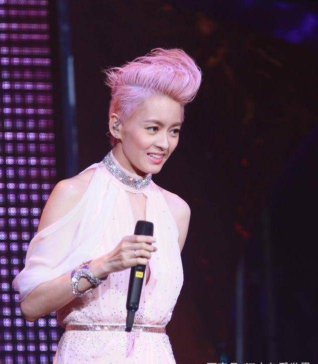 梁咏琪香港开演唱会，方媛杨千嬅助阵，粉红发型酷似当年梅艳芳！