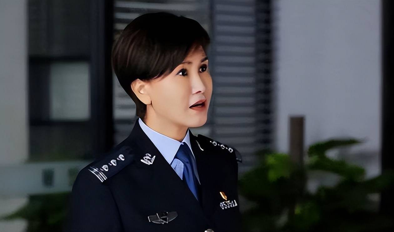 2,景甜电影《特殊身份》中,长相甜美的景甜,也演了一把警察.