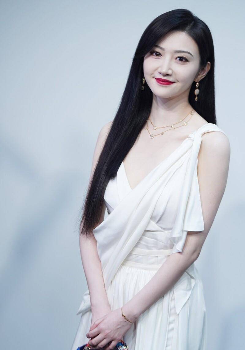 景甜芭莎慈善夜写真:金色抹胸裙宛如公主,芊芊小腰性感迷人_摄影_文字