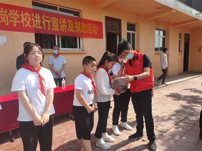 足球等体育用品和学习文具,邓州市义工成员河南宏奇建筑公司马森同志