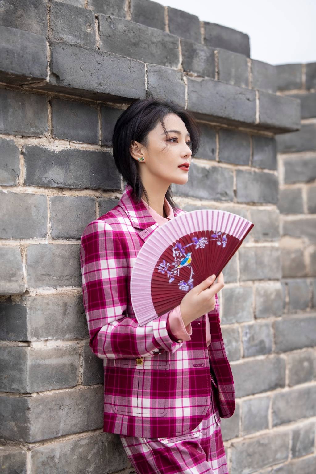 张馨予又美又帅,一身粉色格纹西服套装,复古又时尚