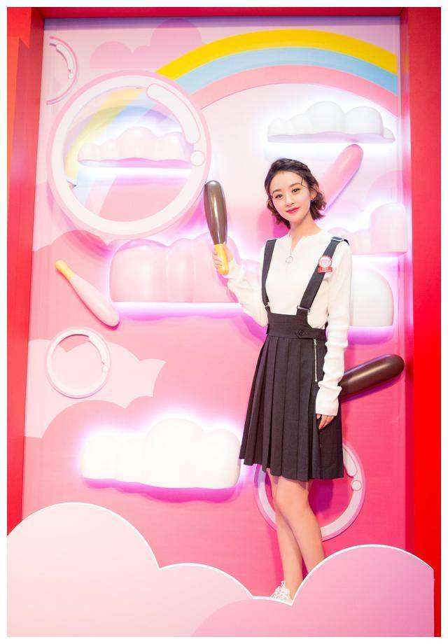 原创赵丽颖衣品太无敌牛仔短裙配过膝长靴真是肤白貌美大长腿啊