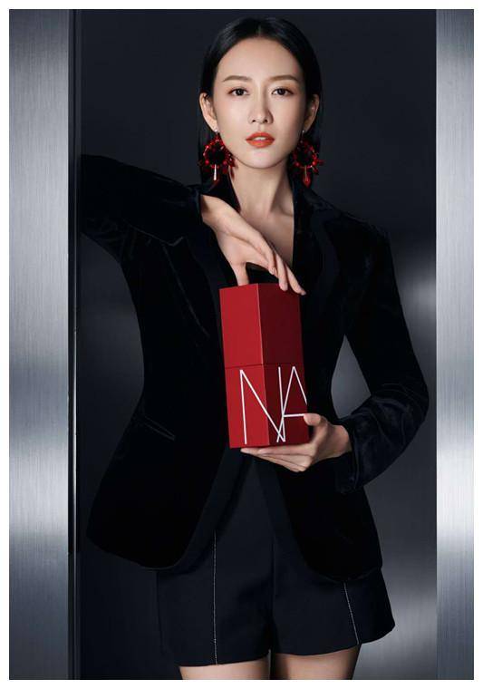 王鸥的这身材气质绝了,烈焰红唇黑西装,冷艳高级气场太强大_裙子_的