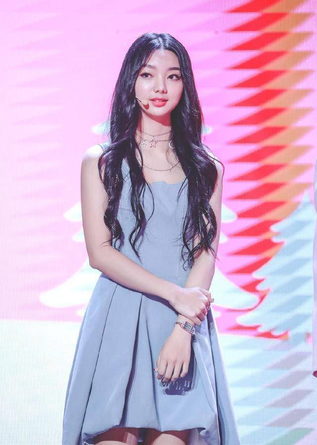 20岁李紫婷穿大红旗袍配红色高跟鞋显逆天身高有钱人气质真好