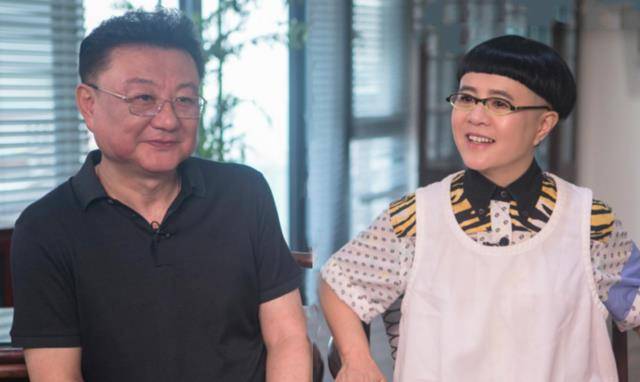 原创央视主播王宁现状与妻子34年无绯闻师生聚会10元啤酒很低调