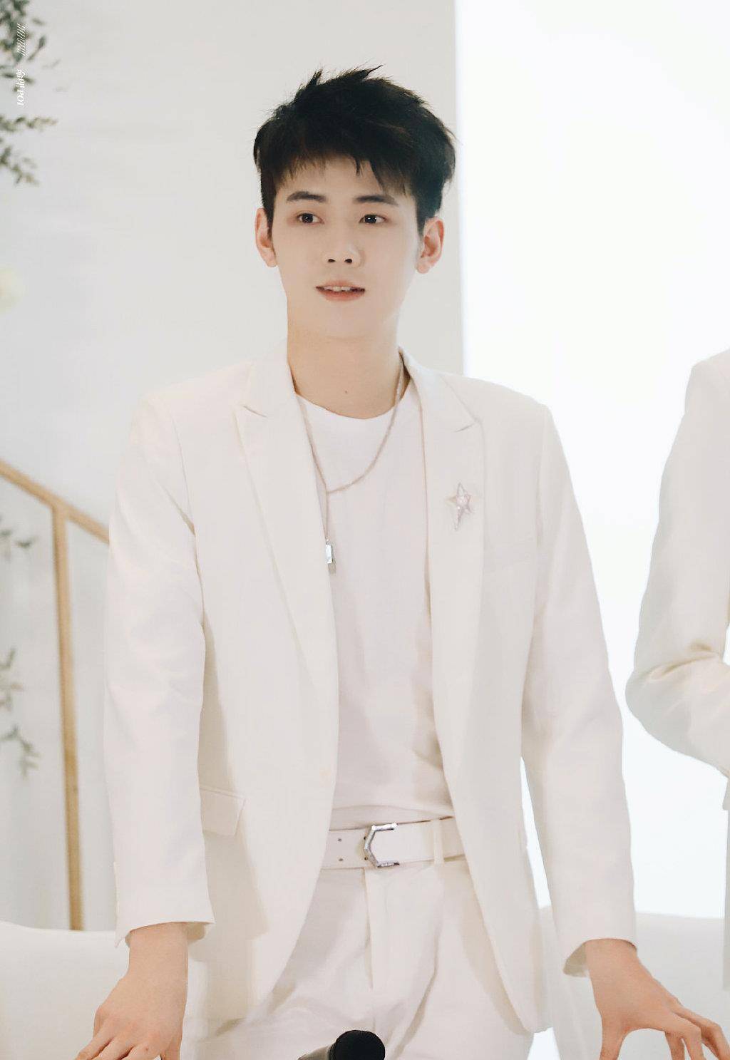 白色系任豪太宠粉穿王子的西装清爽风太迷人
