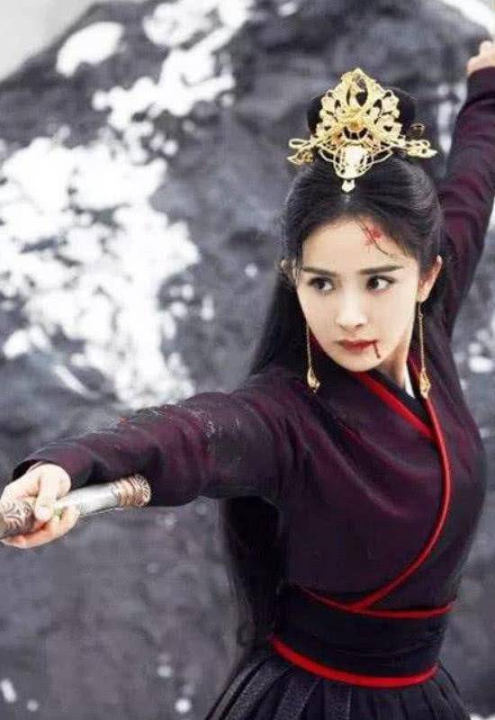 原创同样是手持宝剑赵丽颖雷厉风行杨紫女中豪杰而她造型惊艳