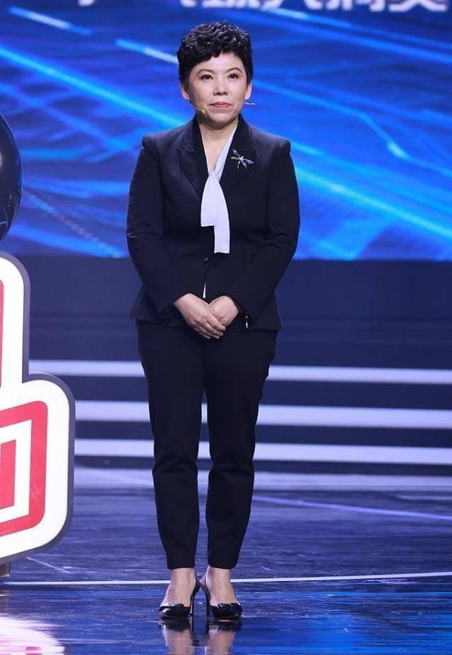 原创邓亚萍短发西装造型亮相身材娇小但气场强大目光有种震慑力