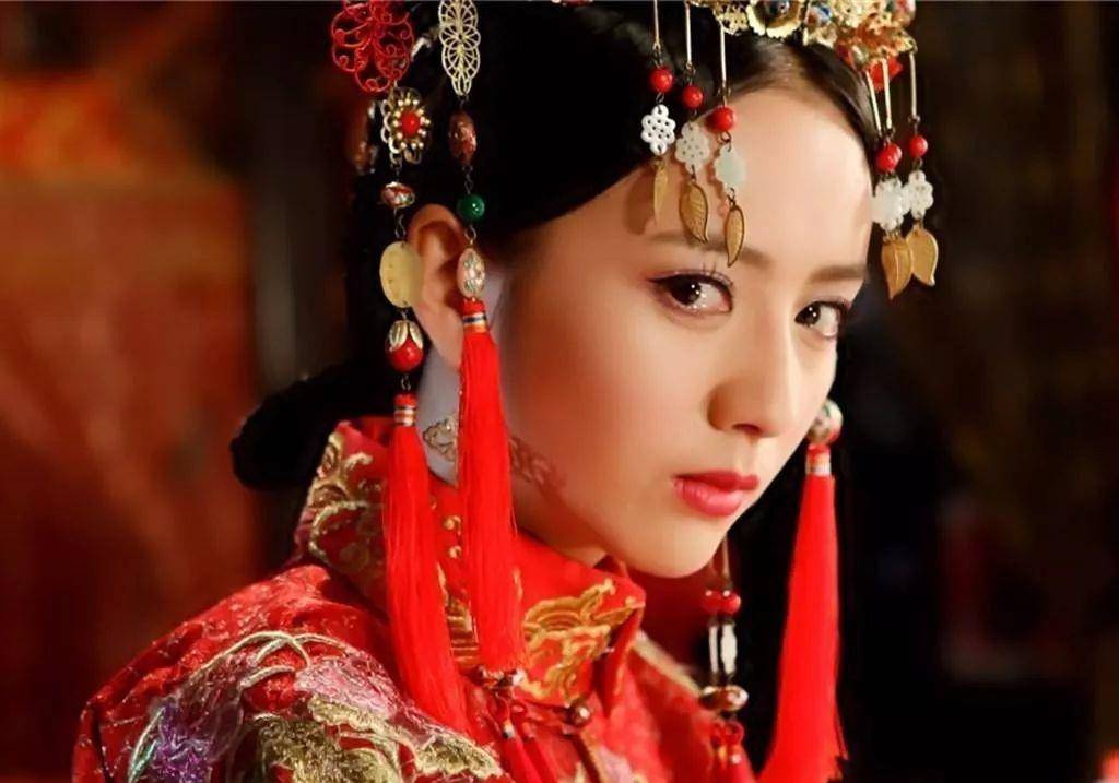 原创女明星那么多为什么佟丽娅可以主持鼠年舞台