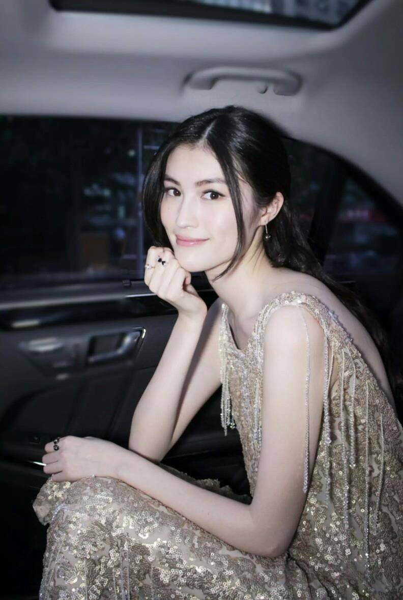 白到发光的女明星,李小冉简直是女星合影高手_白美_皮肤_何穗