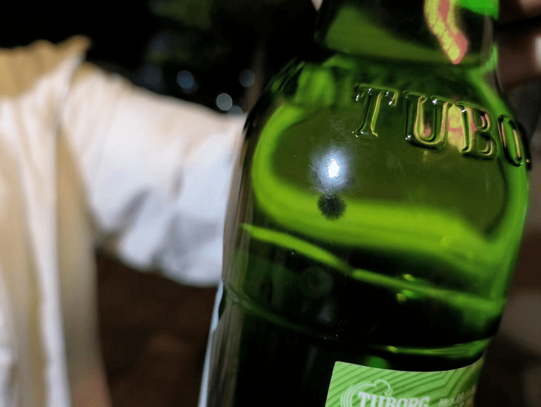 正准备打开另一瓶却发现了瓶中的异样他们刚喝了两口买了一箱乐堡啤酒